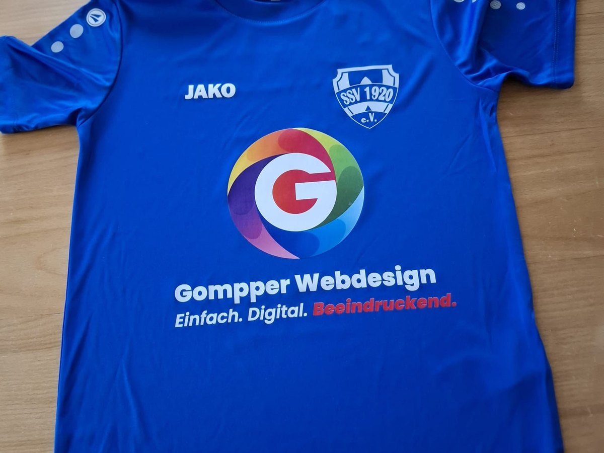 Vorderseite des blauen JAKO-Trikots mit dem Wappen des SSV 1920 e.V. und dem Schriftzug Gompper Webdesign